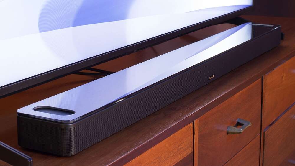 Bosen Smart Soundbar 900 -kaiutin ohjaa ääntä eri suuntiin huoneessa