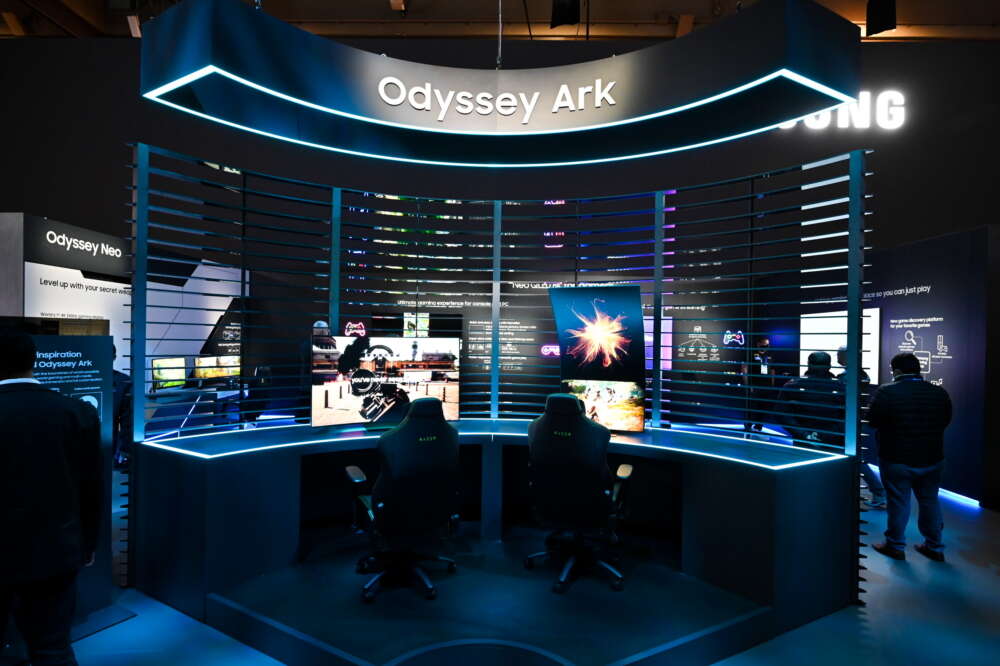 Samsungin Odyssey Ark on suuri kaareva näyttö, jota voi käyttää myös pystyasennossa