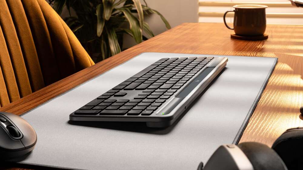 Logitechin Signature Slim Solar+ K980 -näppäimistö saa virtansa kokonaan auringosta tai keinotekoisesta valonlähteestä