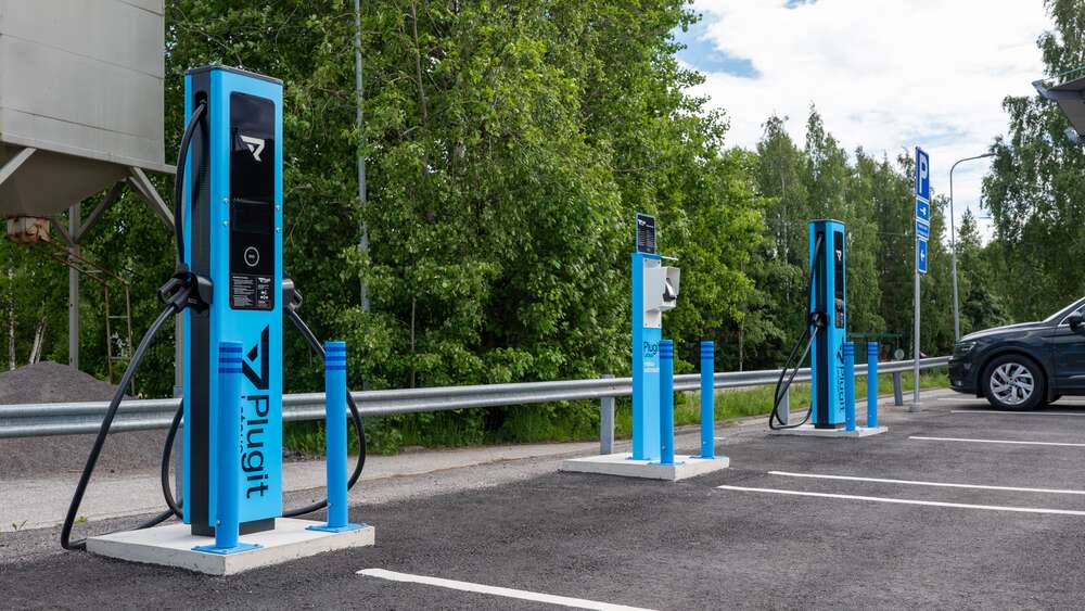 Sähköautoilijoille muutos pääkaupunkiseudulla – Helen myy latausverkostonsa Plugitille