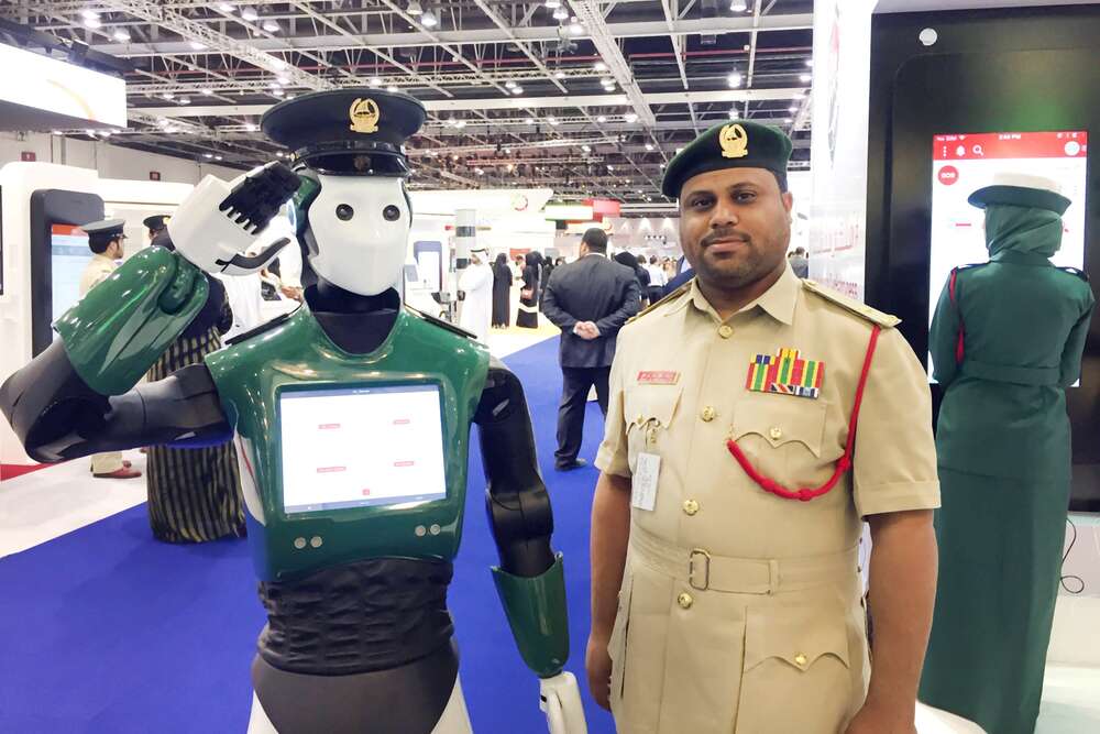 Näin Dubaissa: Robottipoliisit alkavat partioida kaduilla