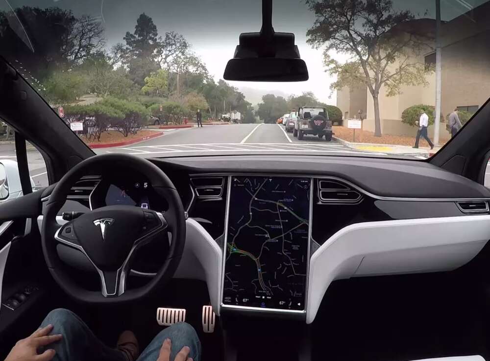 Musk lupasi liikoja? Tesla kehittää parannettua rautaa itsestään ajaviin autoihin