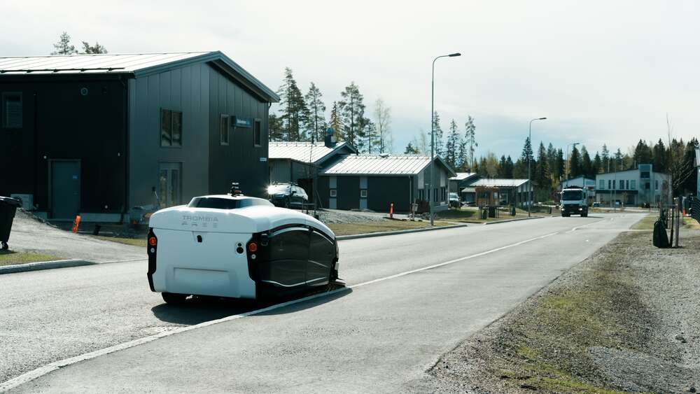 Suomalaista robottitekniikkaa kaduille: Autonominen lakaisurobotti aloittaa työt Porvoossa