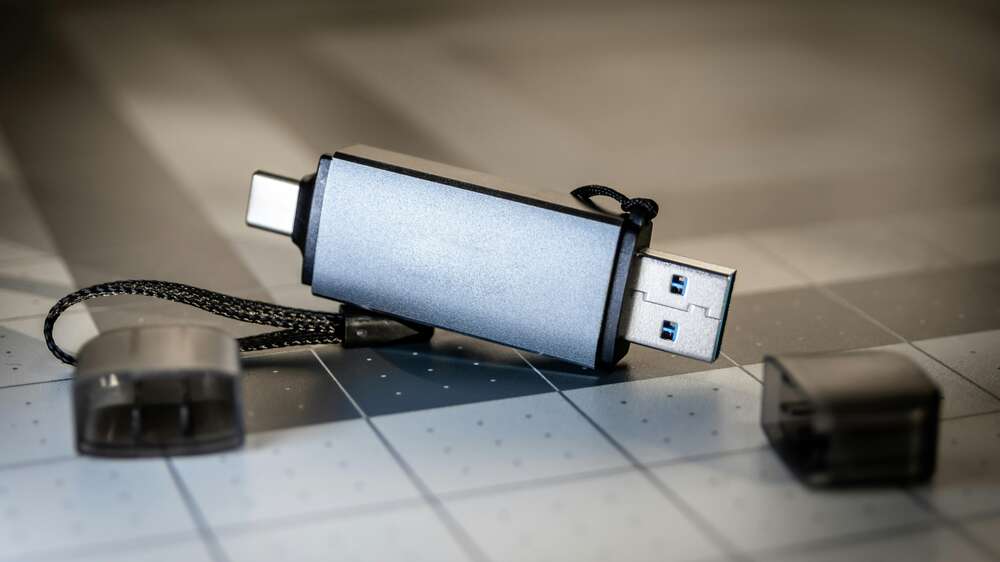 Kirpputorille myyntiin päätynyt muistitikku sisälsi koronatietoja - tietoturvaloukkauksesta tehdään myös rikosilmoitus