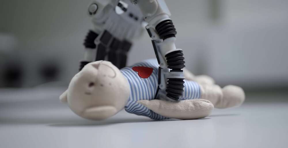 Video: Dyson suunnittelee kotitalousrobottien vallankumousta: kerää tiskit, imuroi sohvat, noukkii lelut lattialta...