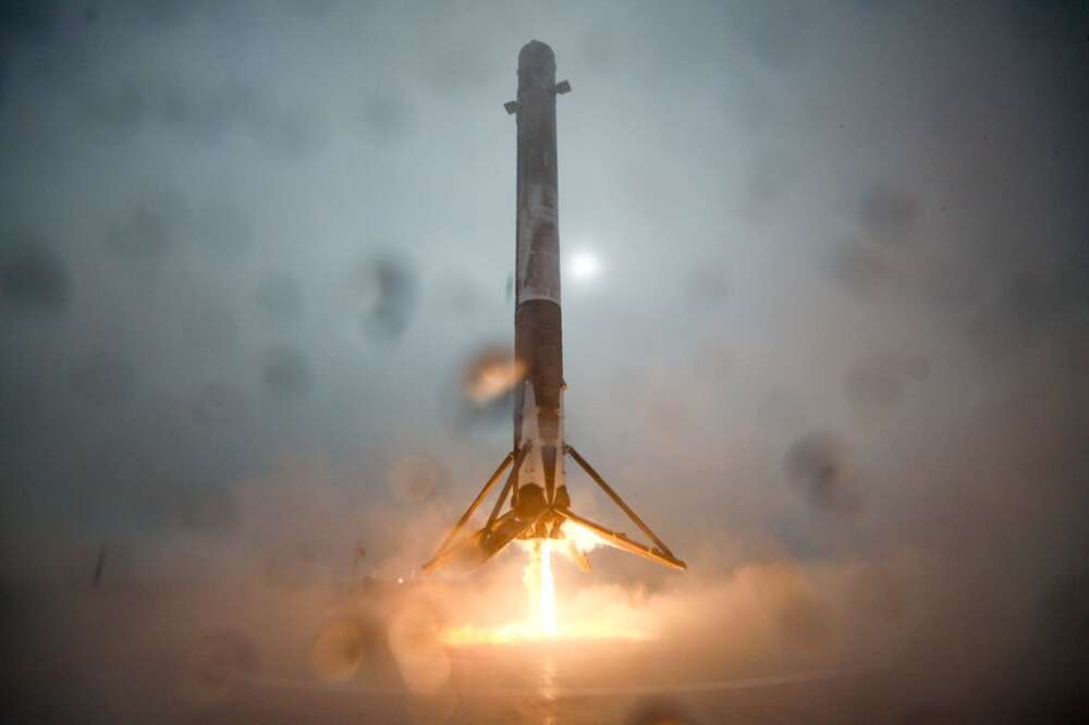 SpaceX:n Falcon 9 -raketti laskeutui ensimmäistä kertaa onnistuneesti Kalifornian rannikolle