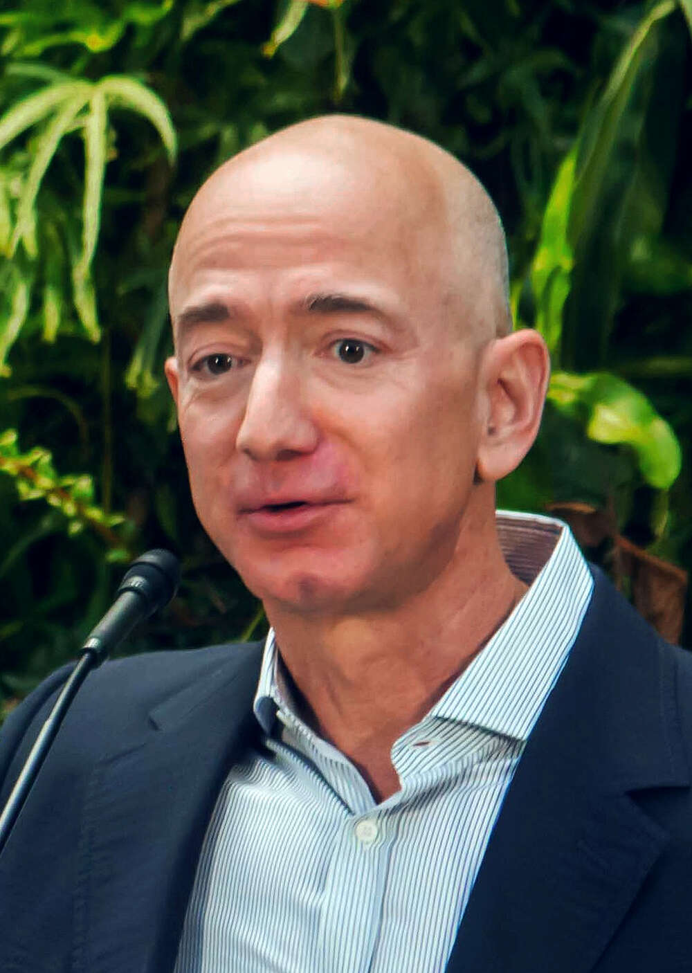 Jeff Bezos ensimmäinen ihminen, jolla on yli 200 miljardin dollarin omaisuus