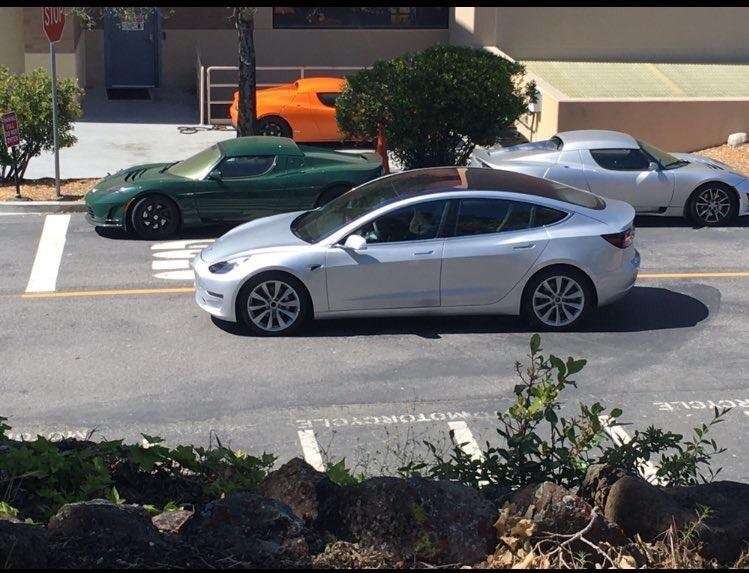 Teslan tulevaa massoille tarkoitettu mallia bongattu teillä