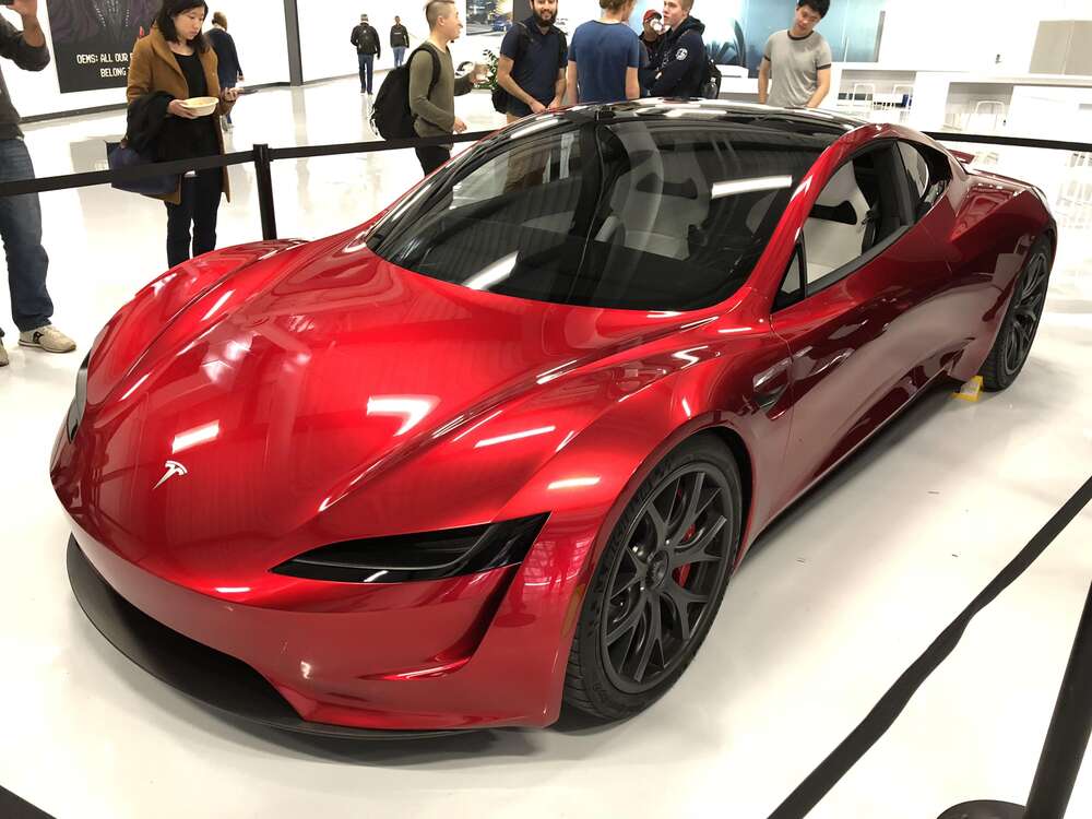 Teslan tuleva hyperauto Roadster kuvattiin – ja photoshopattiin esittelemään eri värivaihtoehtoja