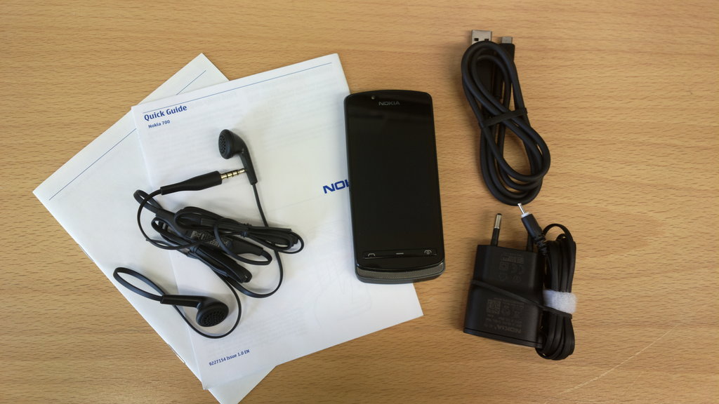 Pikatestissä pienikokoinen Belle-puhelin: Nokia 700 - Puhelinvertailu