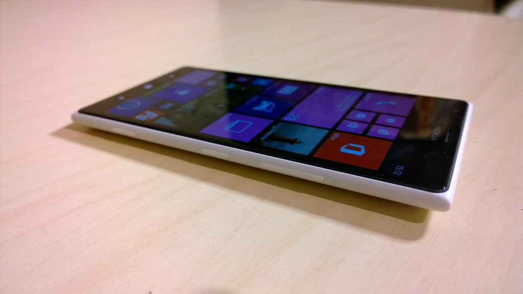 Nokia Lumia 1520 - Toiselta kyljeltä löytyvät paikat nano-SIM-kortille ja microSD-kortille.
