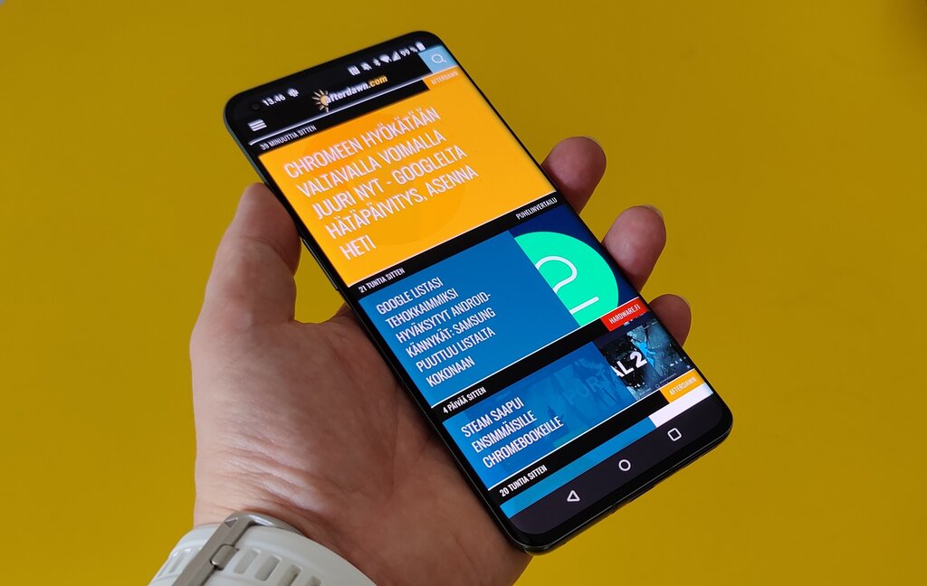 Arvostelussa OnePlus 10 Pro - loistava paketti, josta ei juurikaan virheitä löydy