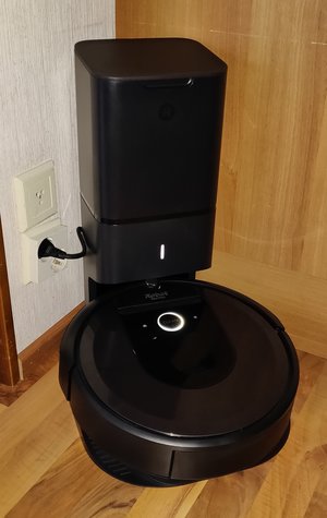Roomba i7+ Clean Base -latausasemassa