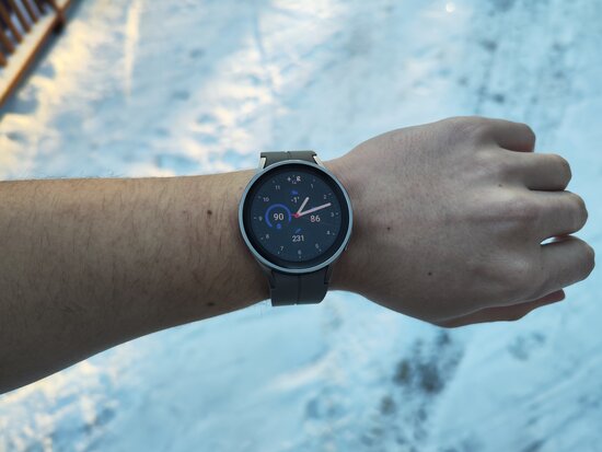 Samsung Galaxy Watch 5 Pro kädessä
