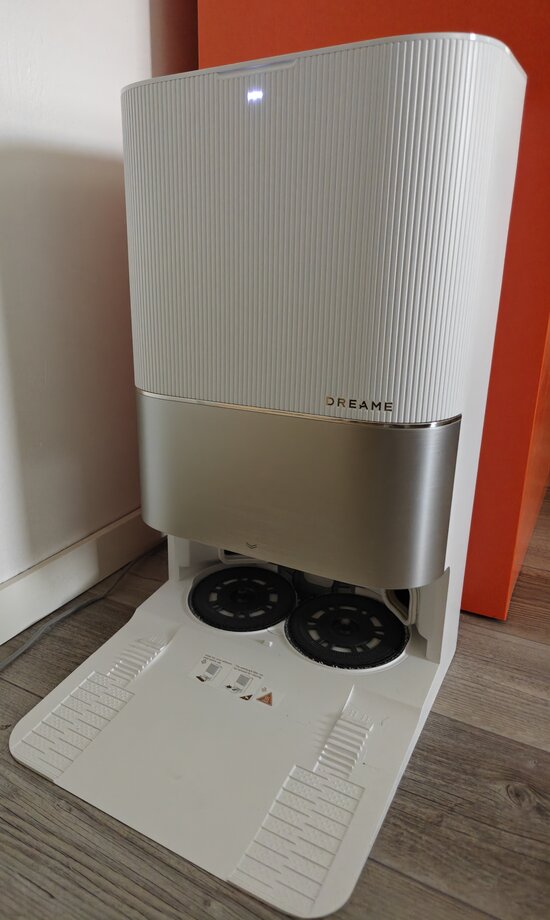 Lataustelakka tyhjänä, ilman robottia