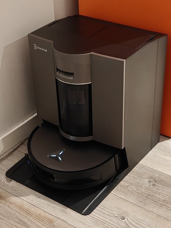 Ecovacs X11 telakassaan