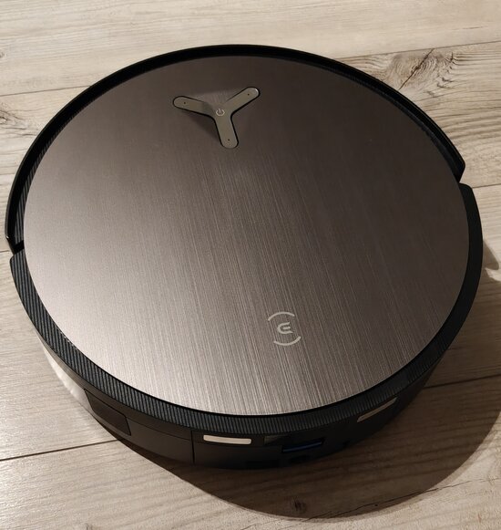 Ecovacs X11 Omnicyclone yläviistosta kuvattuna