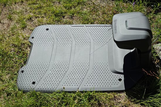 Robotin lataustelakka maassa, tyhjänä