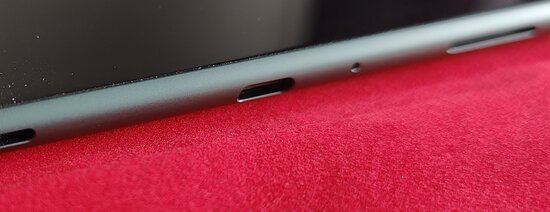 OnePlus Padin oikea kylki, jossa USB-C -portti