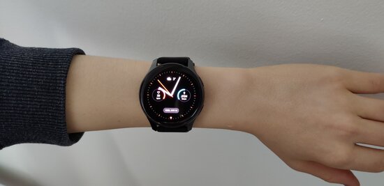 OnePlus Watch on teenager's hand