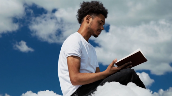 Ruutukaappaus videosta, jossa mies istuu pilven päällä ja lukee kirjaa