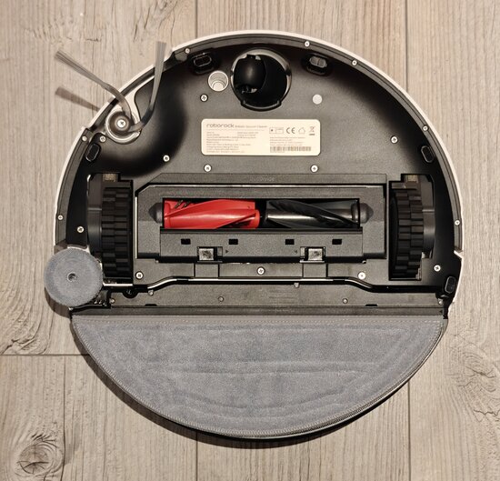 Bottom of the Roborock Saros 10