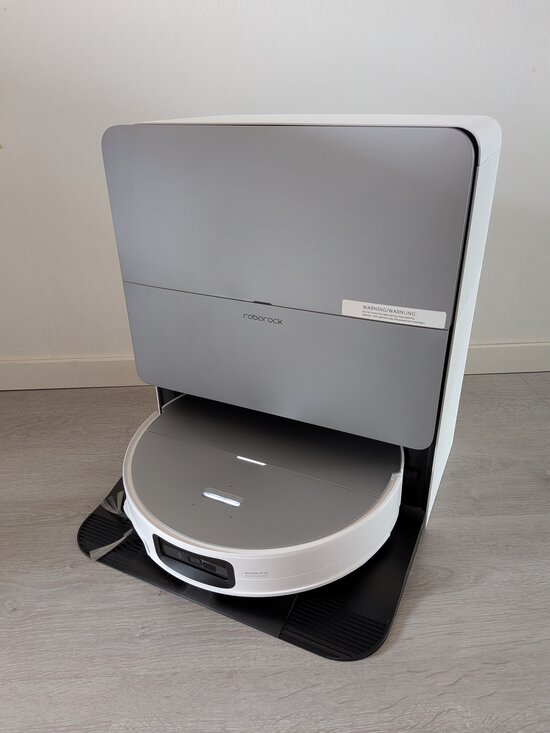 Roborock Saros 20 Sonic telakassaan