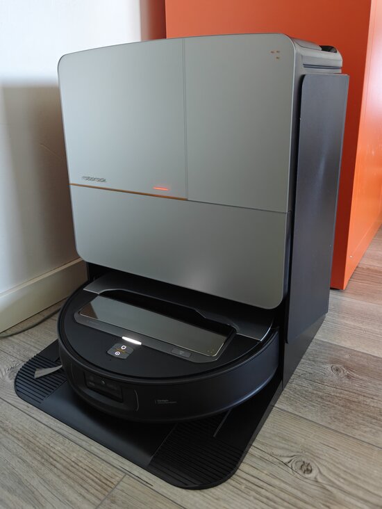 Saros Z70 in its dock