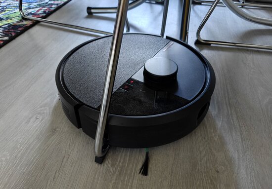Roomba jumissa tuolin jalassa
