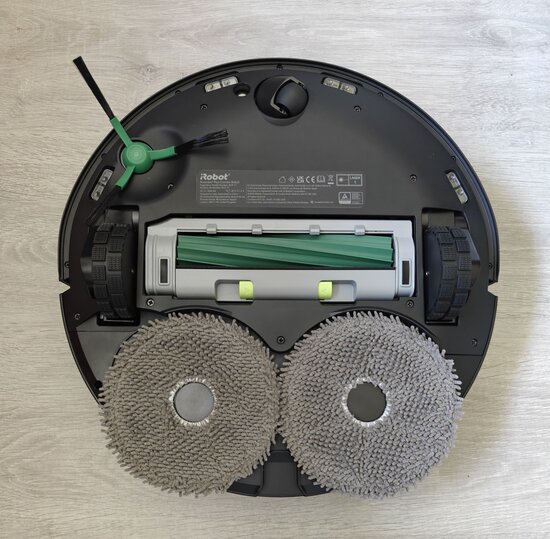 Roomba 505 pohjasta kuvattuna, mopit asennettuna