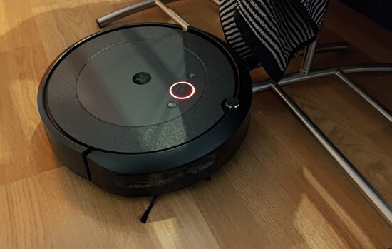 Roomba i5+ jumissa Ikean vaatetelineen jaloissa