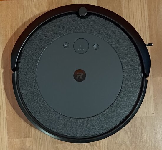 Roomba i5 päältä kuvattuna