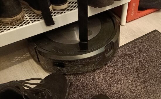 Roomba j7 ei enää uskaltanut tulla ulos naulakon alta..