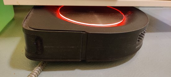 Roomba s9+ kiivenneenä suihkuletkun päälle