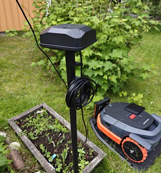 Segway Navimow X3:n satelliittivastaanotin asennettuna