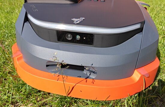 Segway Navimow X3 edestä kuvattuna