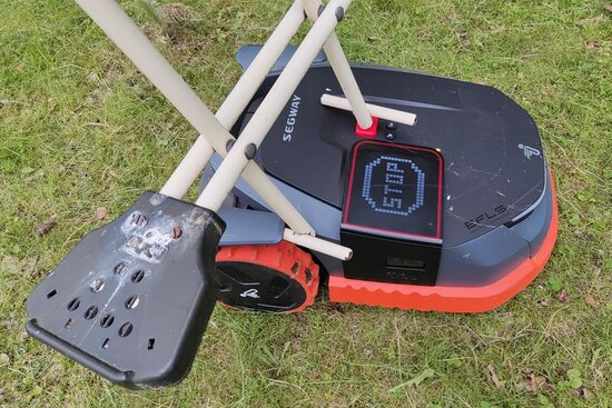 Navimow sammuneena keinun alla