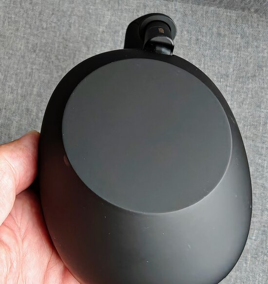 XM6:n oikeanpuoleisen kuulokkeen ulkopinta