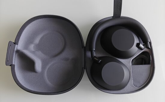 Sony WH-1000XM6:n kuljetuslaukku avattuna