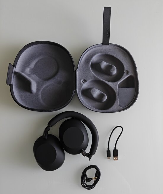 Kuljetuslaukku sisältöineen, avattuna