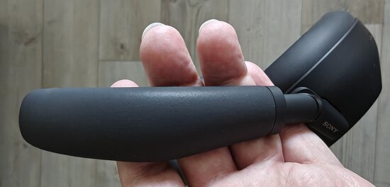 Sony XM6 kädessä, pääpanta korostettuna