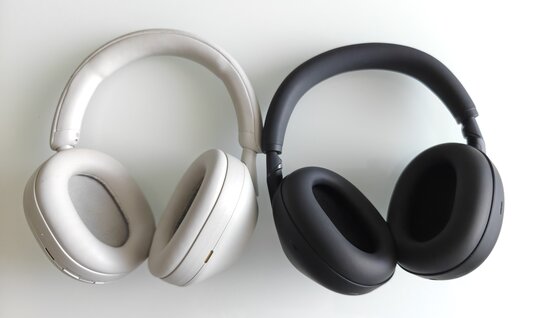 Sony WH-1000XM5 ja Sony WH-1000XM5 vierekkäin