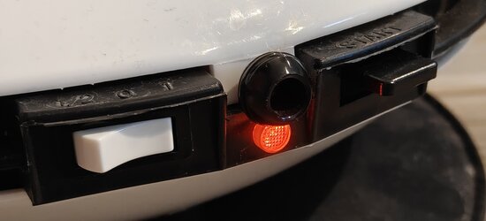 Etupaneeli, jossa virtapainike, virtavalo sekä automaattisen sammutuksen ohitusvipu