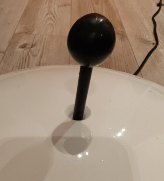 Veden määrän ilmaisin kannen sisäpuolelta kuvattuna