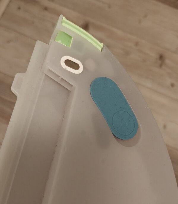 Moppilevyn veden täyttöaukko