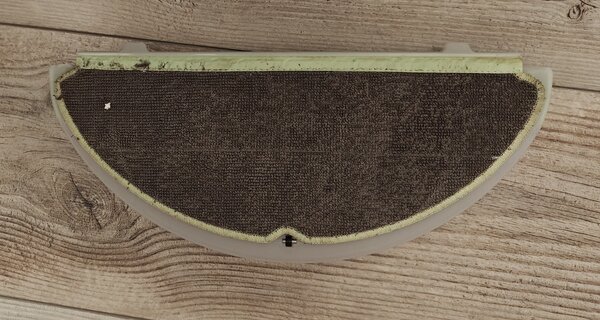 Roomba 205:n moppilevy lattialla, erillään robotista