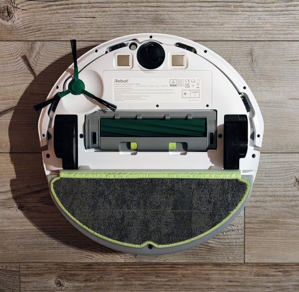 Roomba 205 pohjasta kuvattuna, moppilevy asennettuna paikoilleen
