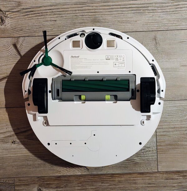Roomba 205 pohjasta kuvattuna, ilman moppilevyä