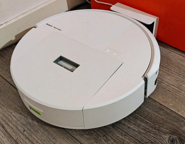 Roomba 205 DustCompactor Combo latautumassa telakassa