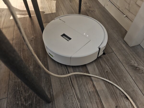 Roomba 205 DustCompactor Combo jumissa tuoliviidakossa